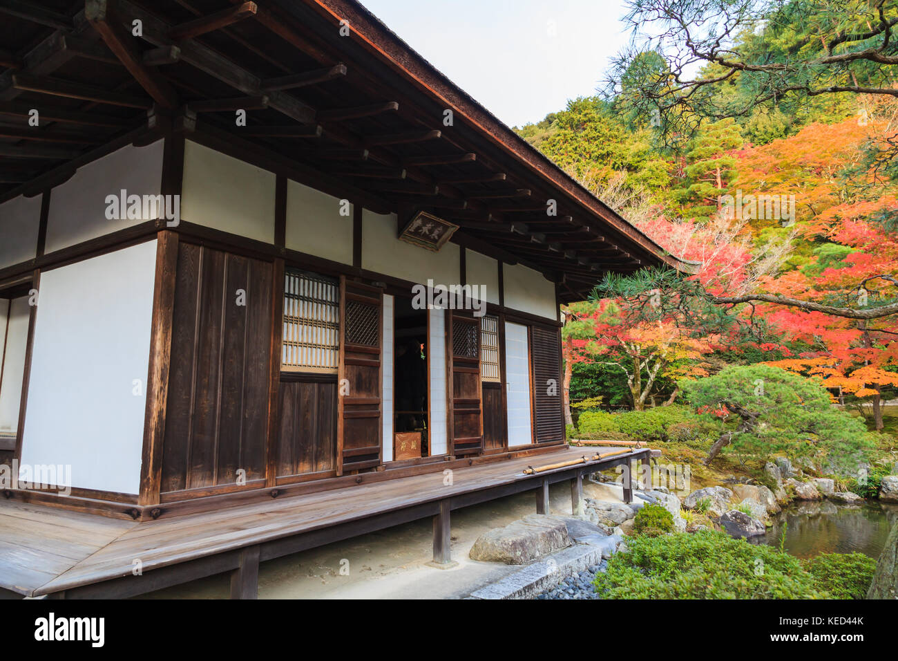 Ginkakuji temple e decorate giardino zen in autunno, Kyoto, Kansai, Giappone. Foto Stock