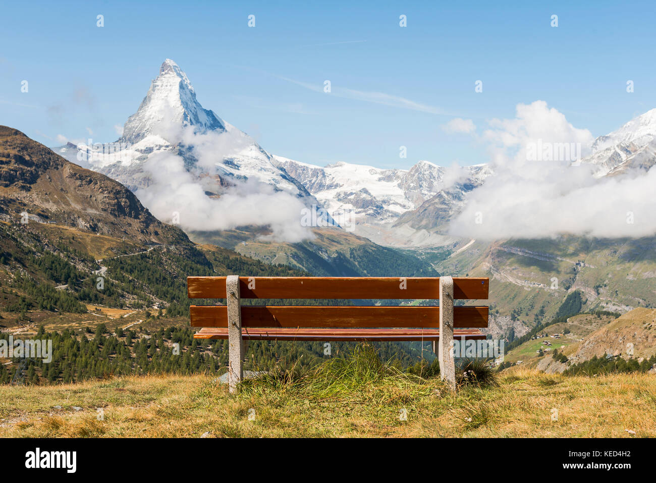Panca con vista, cinque laghi trail, coperta di neve cervino, Zermatt, Vallese, Svizzera Foto Stock