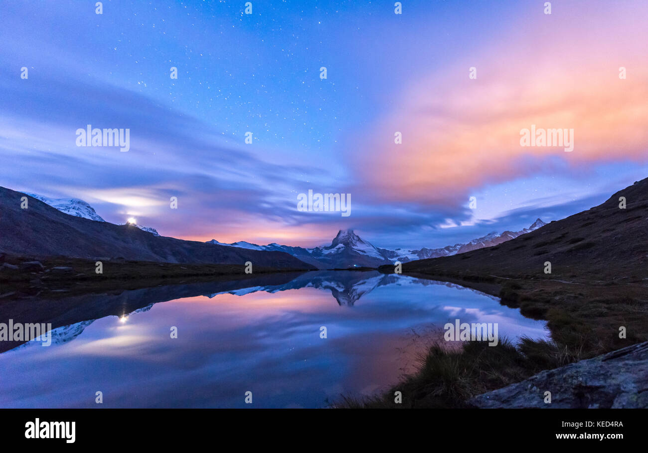 Vista notturna, cielo stellato, coperta di neve cervino riflessa nella sellisee, Vallese, Svizzera Foto Stock