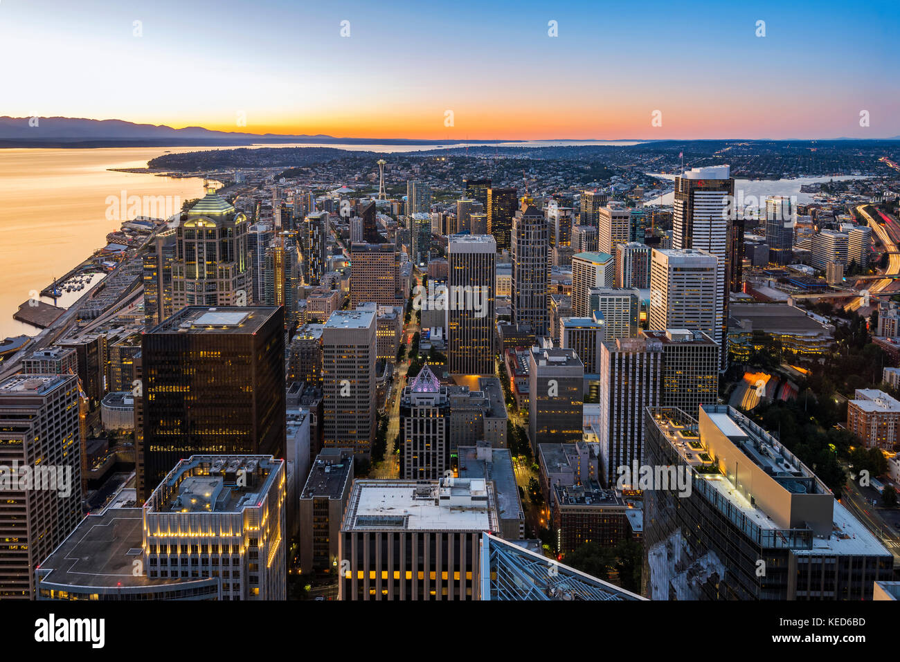 Skyline del centro al tramonto, Seattle, Washington, Stati Uniti d'America Foto Stock