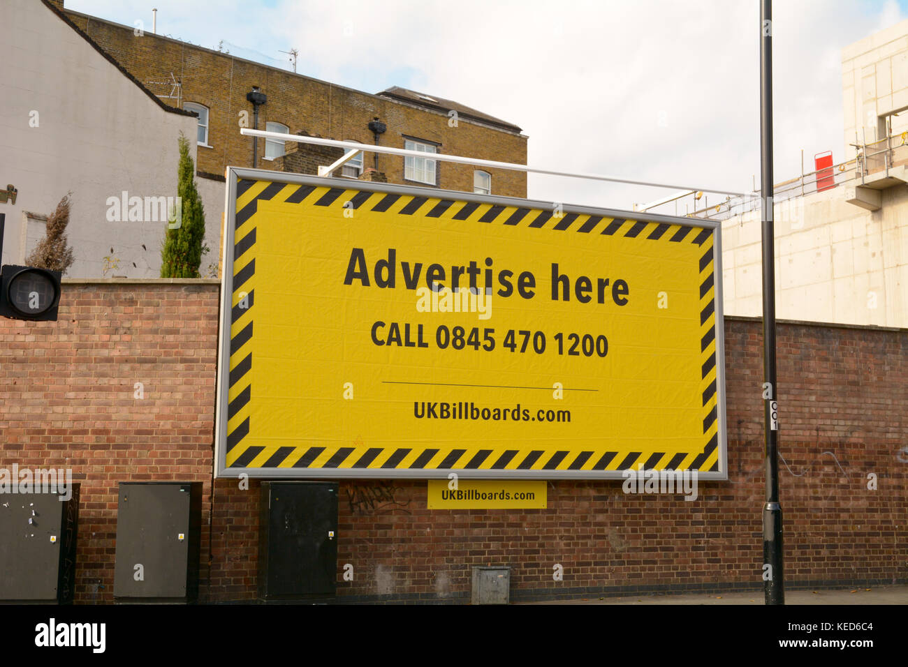 Tabellone UKBillboards poster annuncio con i dettagli di contatto per i potenziali inserzionisti sul grande display tramite affissioni in Whitechapel London Inghilterra England Foto Stock