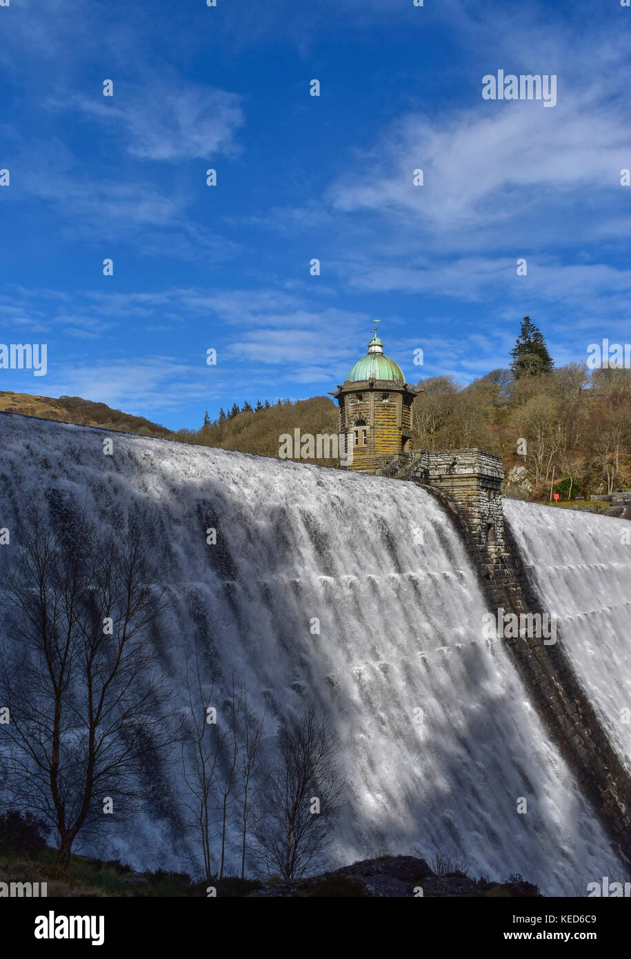 Il pen-y-garreg dam tra craig goch serbatoio e serbatoio penygarreg nell'Elan Valley, il Galles. Foto Stock