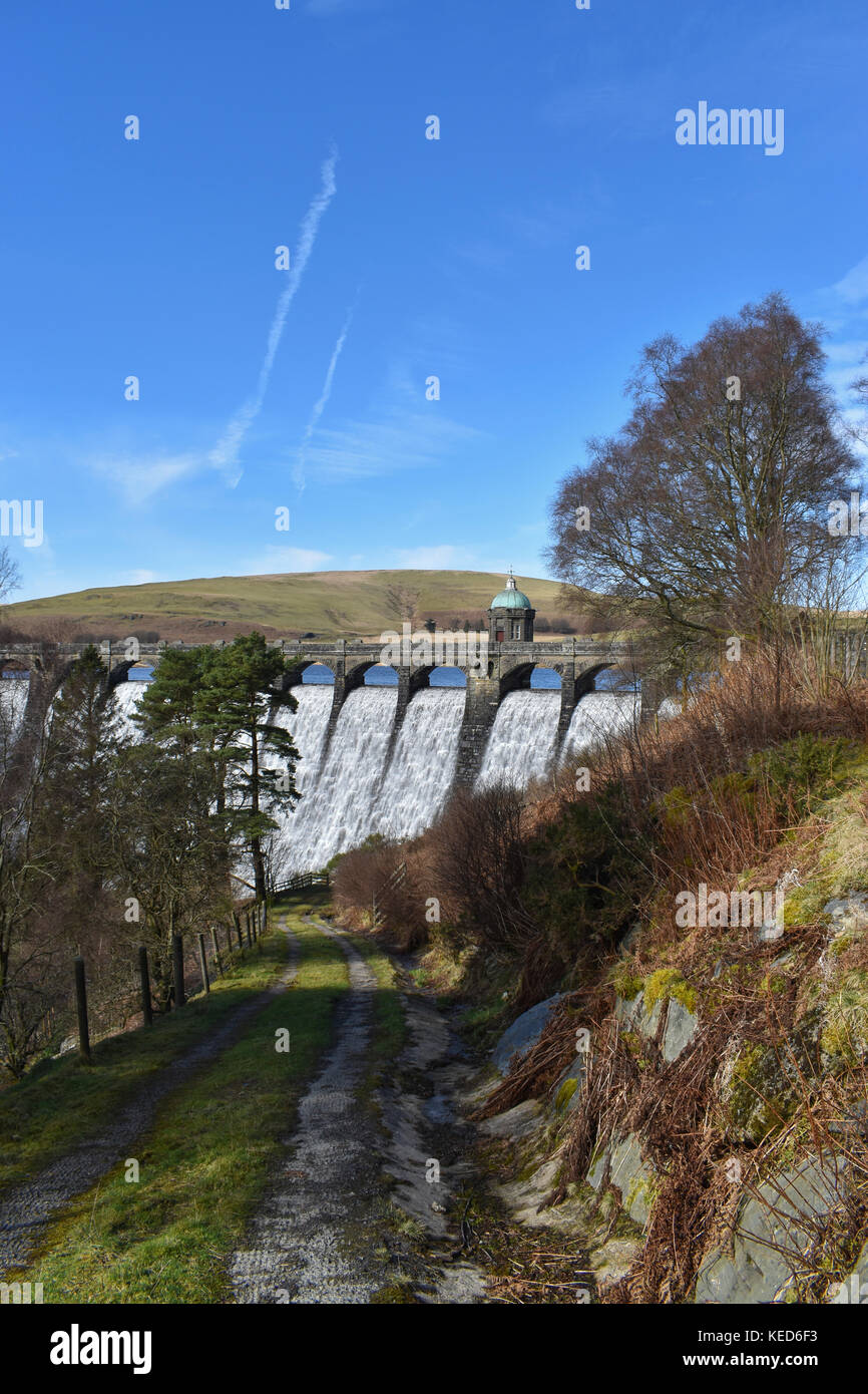 Il Craig goch dam tra craig goch serbatoio e serbatoio penygarreg con esgair cywion in background Foto Stock