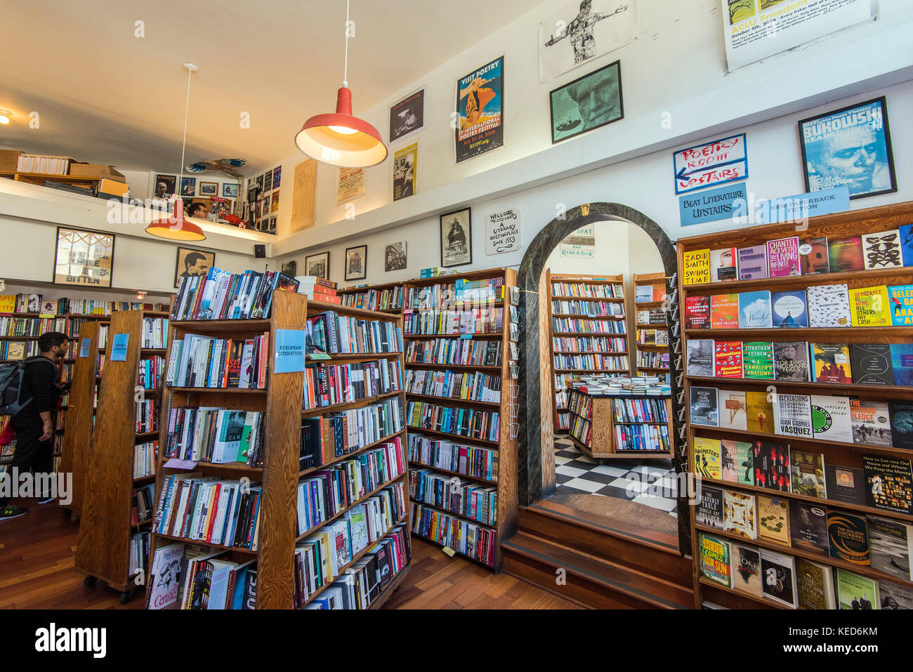 Vista interna della città storica Lights Bookstore, San Francisco, California, Stati Uniti d'America Foto Stock
