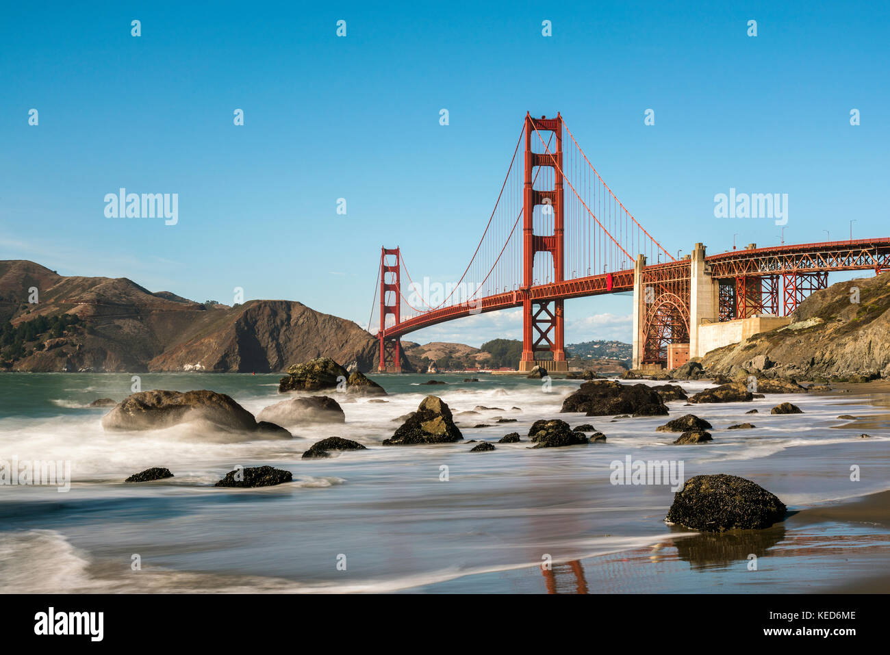 Golden Gate bridge sospensione visto da Baker Beach, San Francisco, California, Stati Uniti d'America Foto Stock
