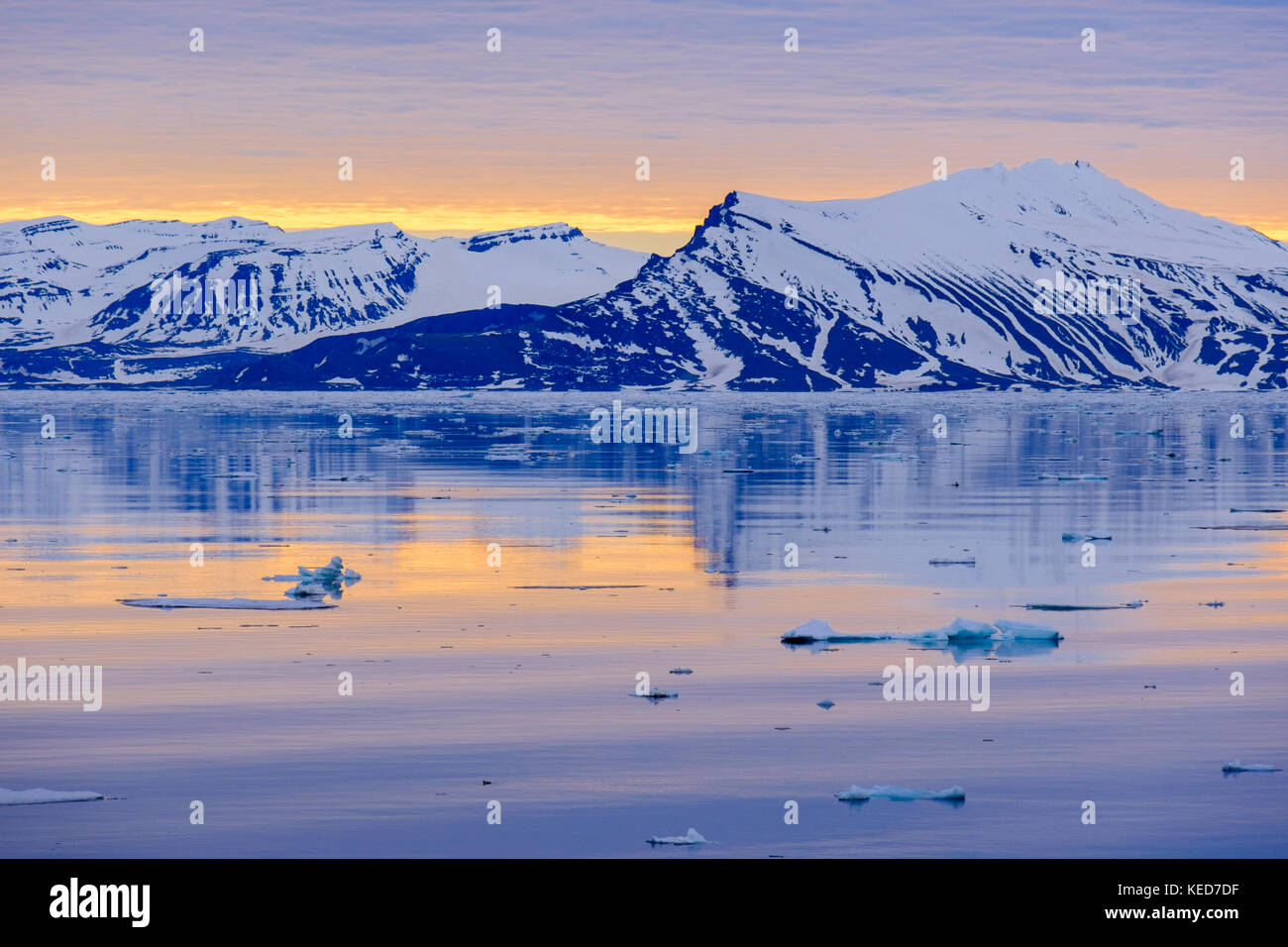 Vista offshore di montagne Storfjorden riflessa nel mare calmo sulla costa orientale in arctic serata estiva sunshine. Spitsbergen Svalbard Norvegia Scandinavia Foto Stock