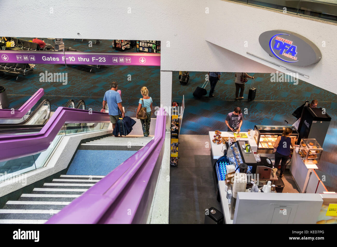 Miami Florida,mia,Miami International Airport,terminal,scale,cancelli,concessione,snack bar,uomo uomini maschio,donna donne,scale scalini,FL1706 Foto Stock