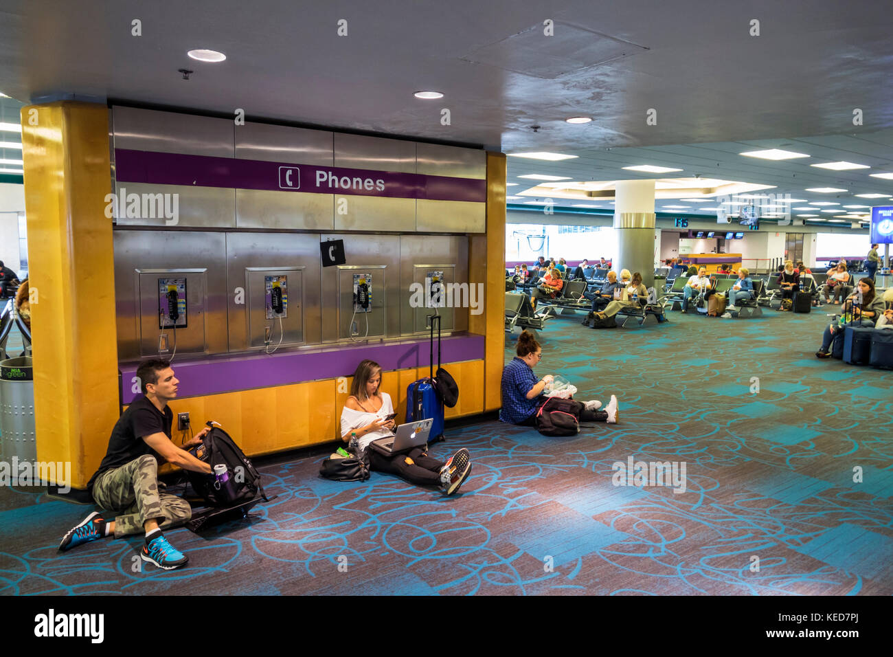 Miami Florida,mia,Miami International Airport,terminal,scale,cancelli,cancelli,telefoni pubblici,passeggeri passeggeri motociclisti,uomo uomo uomo maschio,donna femmina wom Foto Stock
