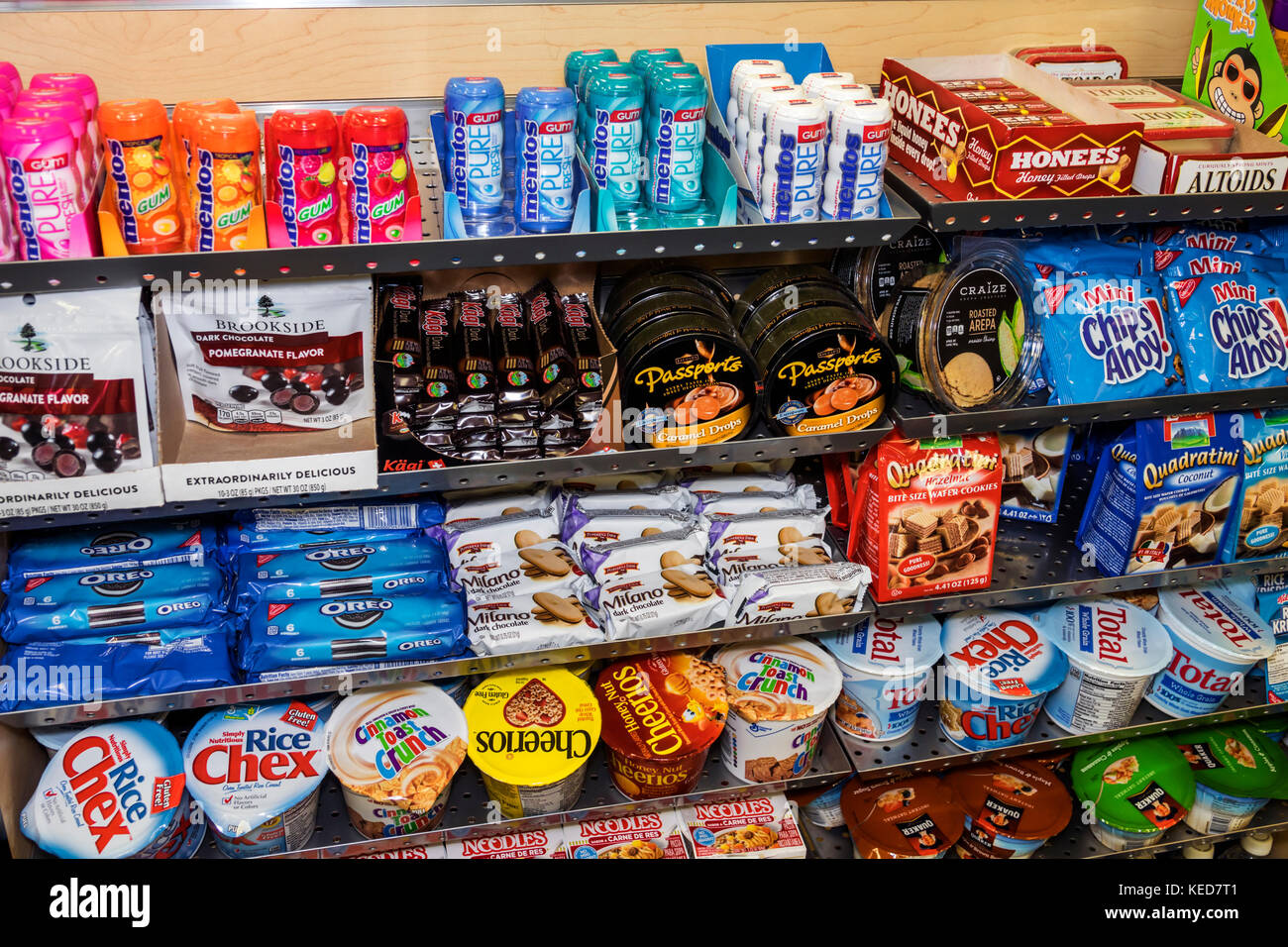 Miami Florida,mia,Miami International Airport,terminal,concessione,snack bar,biscotti,cereali,chewing gum,esposizione,vendita,cibo spazzatura,spuntini,FL170628007 Foto Stock