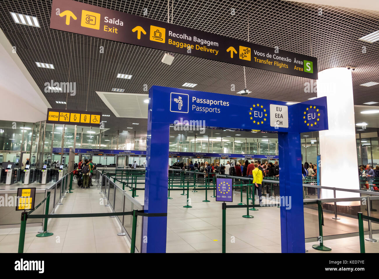 Lisbona Portogallo,Aeroporto Humberto Delgado,LIS,Aeroporto Portela,Dogana,controllo passaporti,linea a rampino,cartello,Portoghese,Inglese,lingua,bilingue,Ispanico,i Foto Stock
