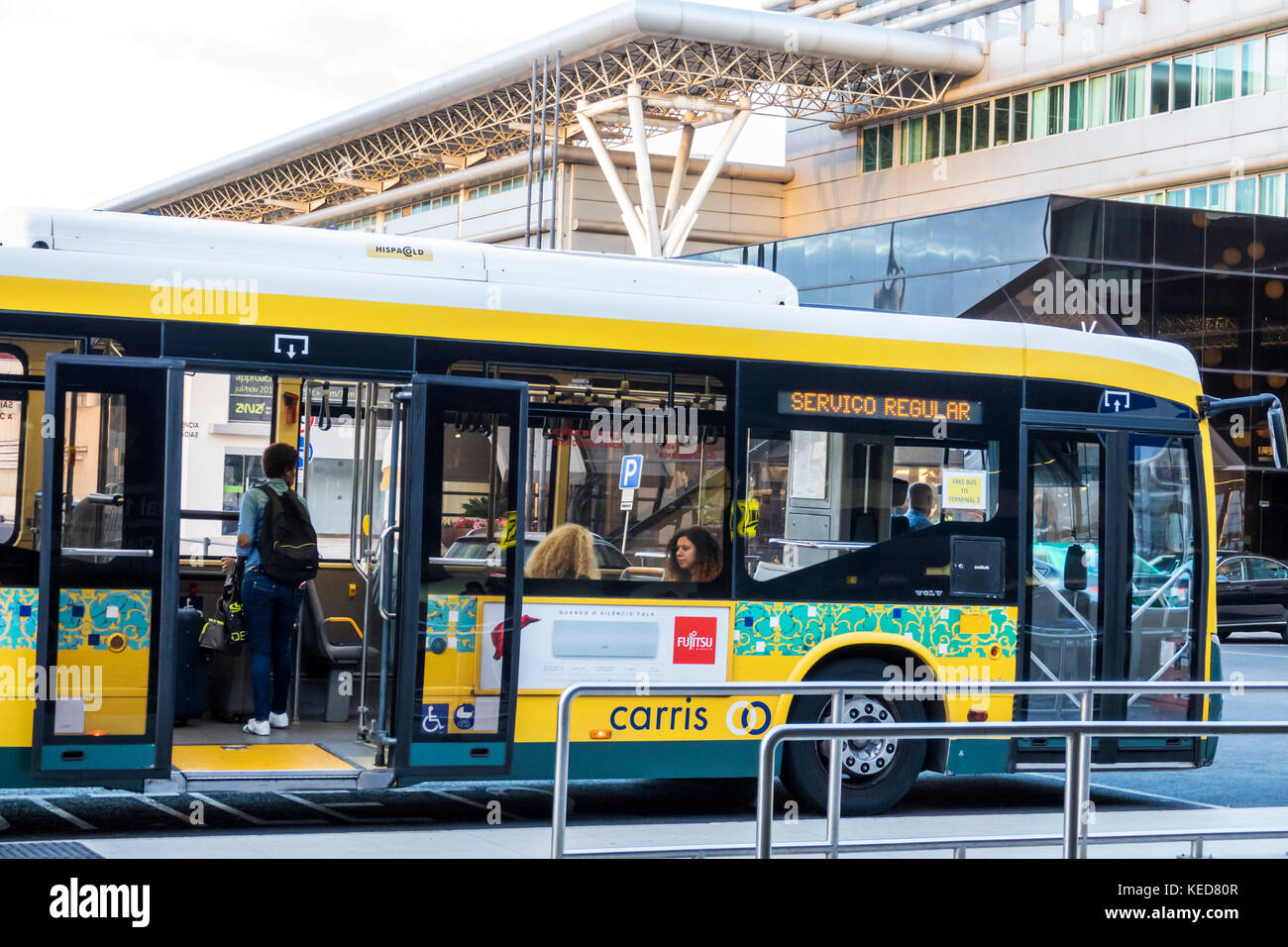 Lisbona Portogallo,Aeroporto Humberto Delgado,LIS,Aeroporto Portela,trasporto a terra,Carris,trasporto pubblico,autobus,fermata,passeggeri passeggeri motociclisti,Hi Foto Stock