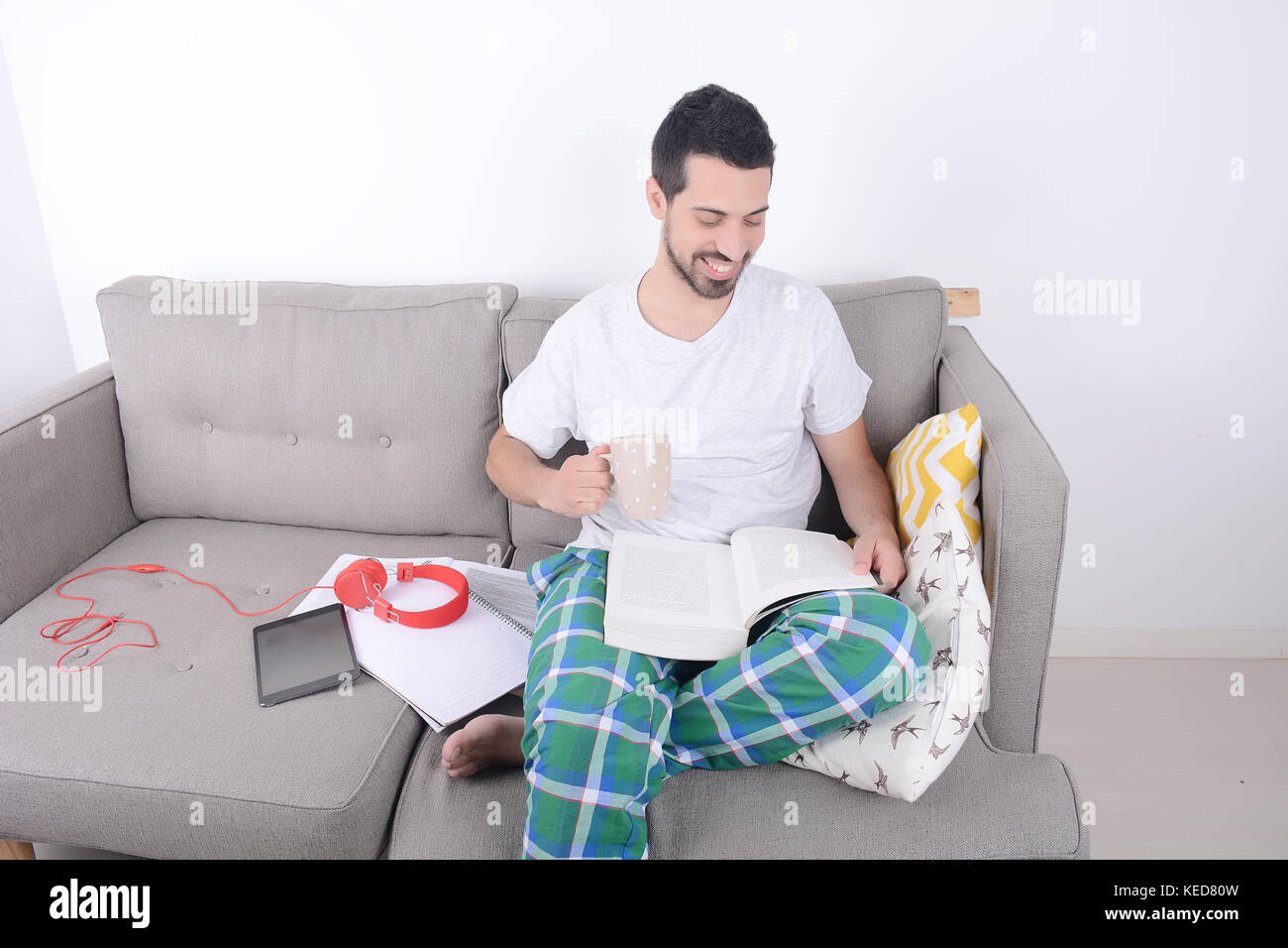 Attraente giovane studiando con la tazza di caffè. in ambienti chiusi. Foto Stock