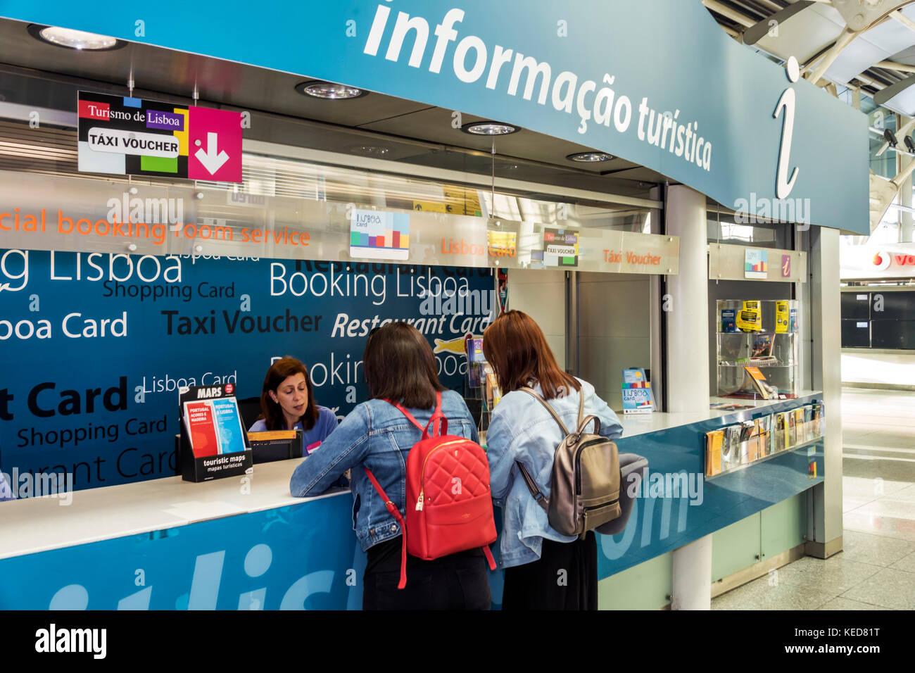 Lisbona Portogallo,Aeroporto Humberto Delgado,LIS,Aeroporto Portela,terminal,informazioni turistiche,sportello,scrivania,donna donne,agente,aiuto,aiuto,ispanico, Foto Stock