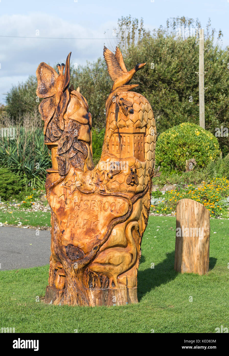 Scultura in legno scolpito da un Monterey cipresso (Cupressus Macrocarpa) da Simon oliveti, nel Parco Mewsbrook, Littlehampton, West Sussex, Regno Unito. Foto Stock