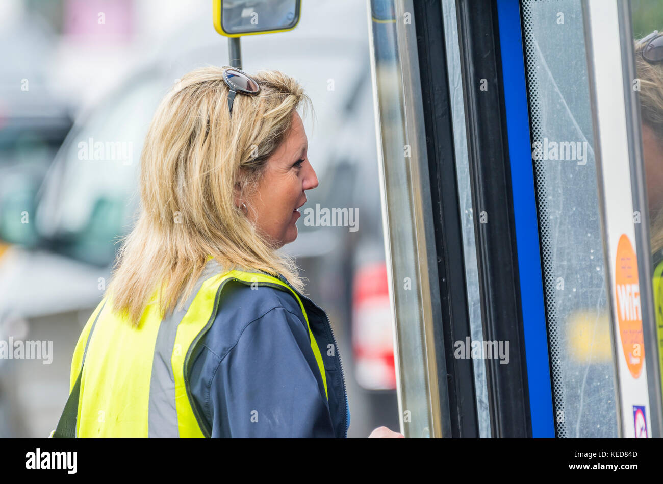 Femmina Stagecoach bus driver circa a bordo di un autobus nel Regno Unito. Foto Stock