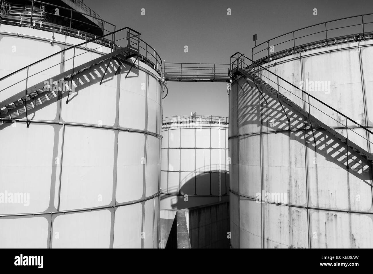 Vecchio di fogli di lamiera l serbatoi in powerplant, vecchio tipo di impianto di fabbrica. struttura in metallo con la vecchia vernice gialla e rusty luoghi. ferro scale cerchio arou Foto Stock