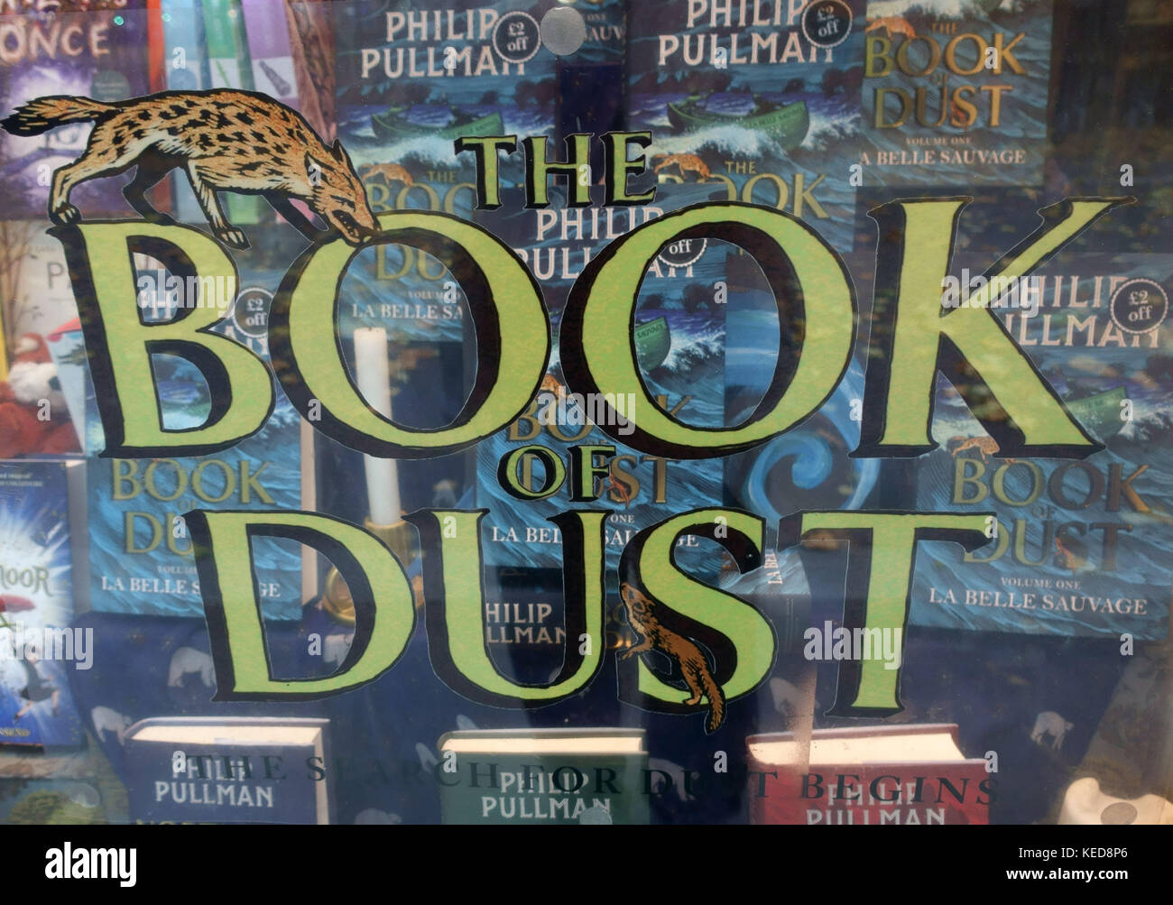 Bookshop display del nuovo Philip Pullman libro 'il libro di polvere', Londra Foto Stock