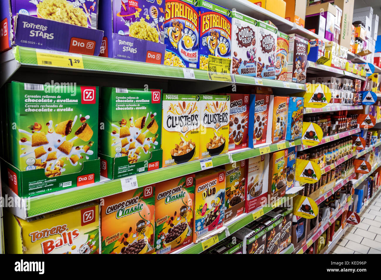 Lisbona Portogallo,Supermercado Minipreco,Rua Alexandre Herculano,supermercato,negozio di alimentari,scaffali scaffali,cereali,colazione,DIA Cereales,brand,di Foto Stock