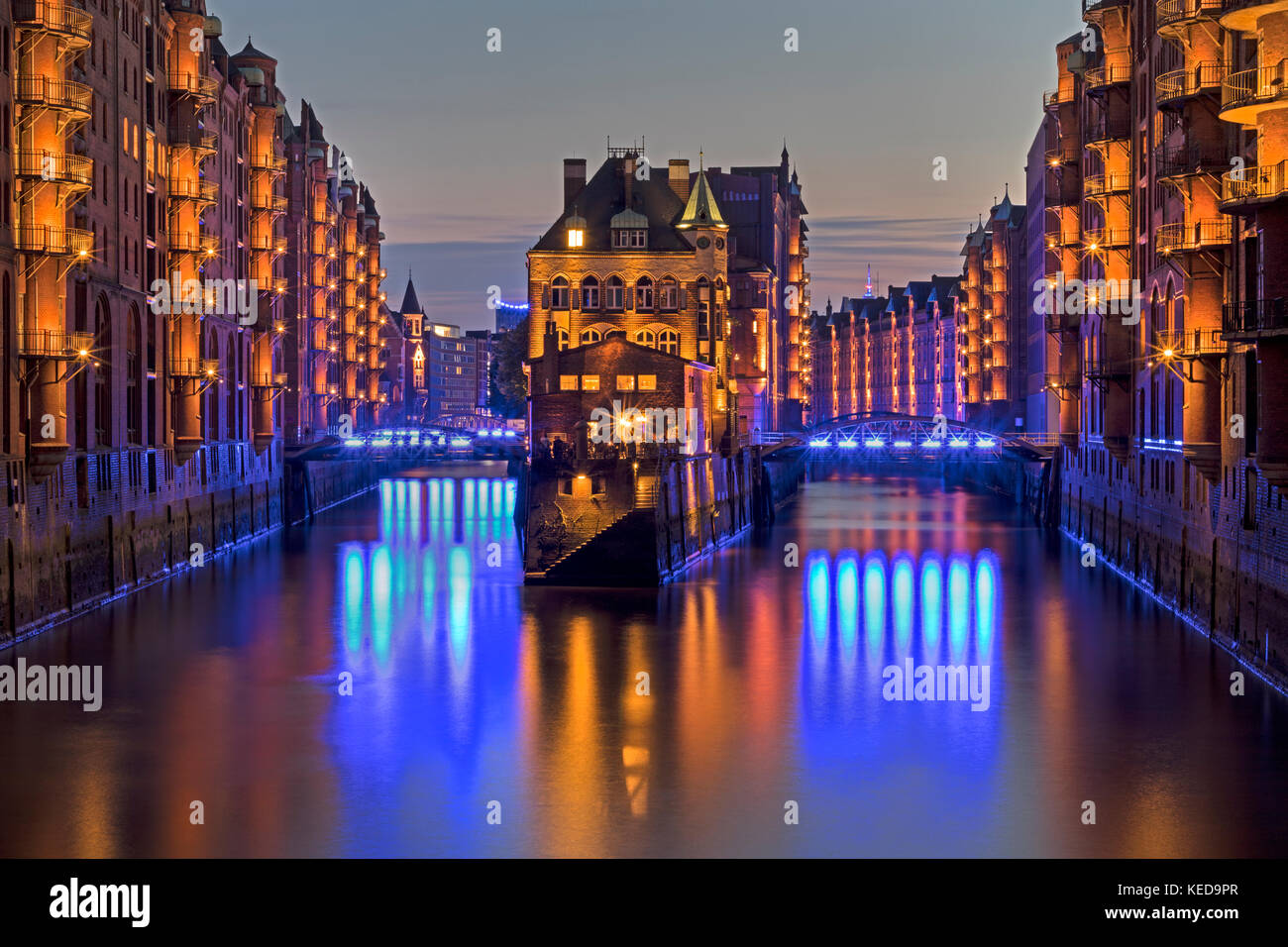 Illuminato il castello di acqua, storico distretto Warehouse, illuminazione porta blu , Amburgo, Germania, Europa Foto Stock