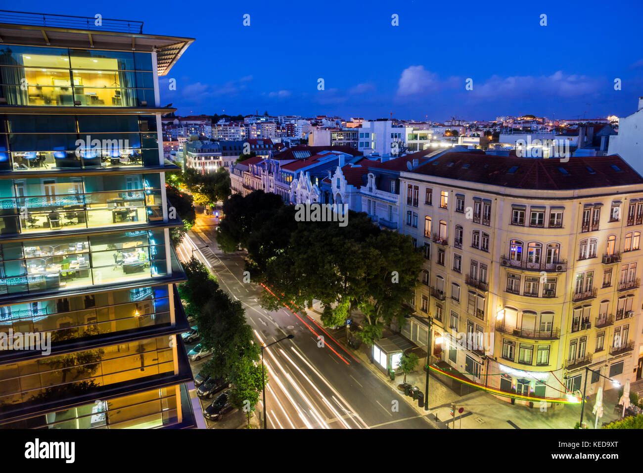 Lisbona Portogallo,Rua Alexandre Herculano,vista dall'alto,edificio degli uffici,strada,crepuscolo,notte,esposizione del tempo,skyline della città,traffico,ispanico,immi immigranti Foto Stock
