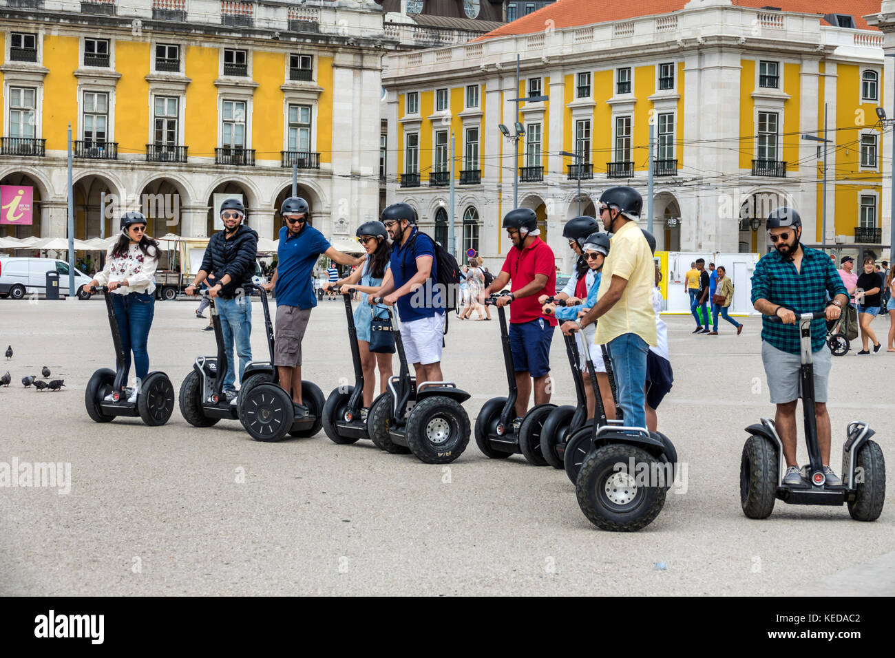 Lisbona Portogallo,Baixa Pombalina,Terreiro do Paco,Praca do Comercio,Piazza del Commercio,plaza,Segway,visita guidata,uomo uomo uomo maschio,donna donna donna femmina,ispanico,i Foto Stock