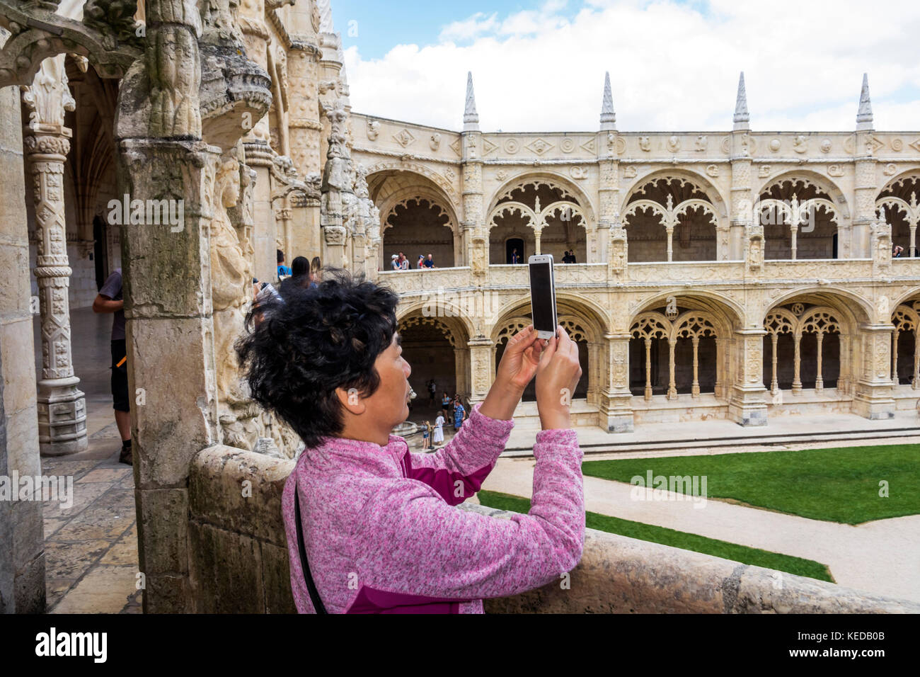 Lisbona Portogallo,Belem,Mosteiro dos Jeronimos,Monastero di Jeronimos,Gotico,Manueline,architettura,Patrimonio dell'Umanità dell'UNESCO,chiostro,donna asiatica Foto Stock