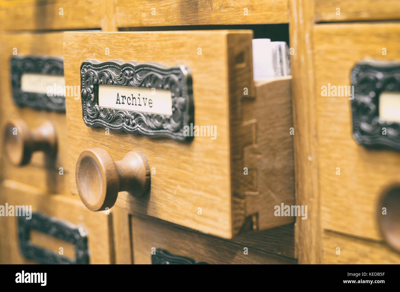 La scheda Archivi catalogo , il vecchio file in legno catalogo box, indice , database, archivio e biblioteca concetto. Foto Stock