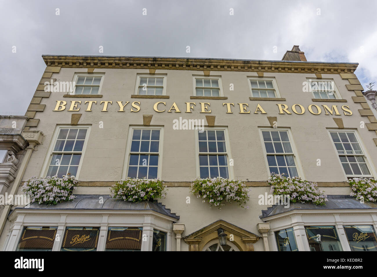 Facciata di Betty's Café e sale da tè in North Yorkshire città di Northallerton, Regno Unito Foto Stock