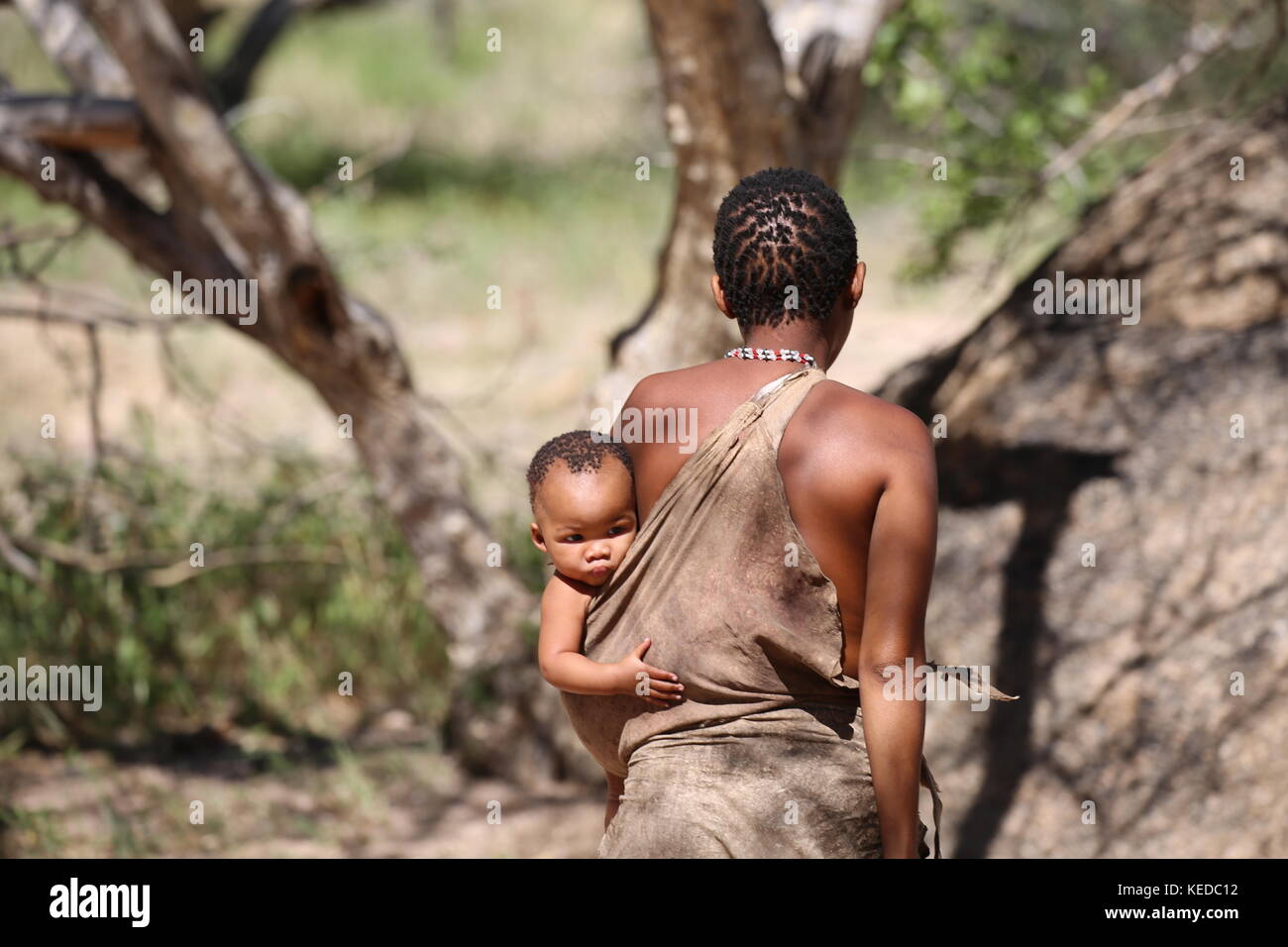 San Buschmänner persone in Namibia - Volksstamm - Donna con bambino Foto Stock