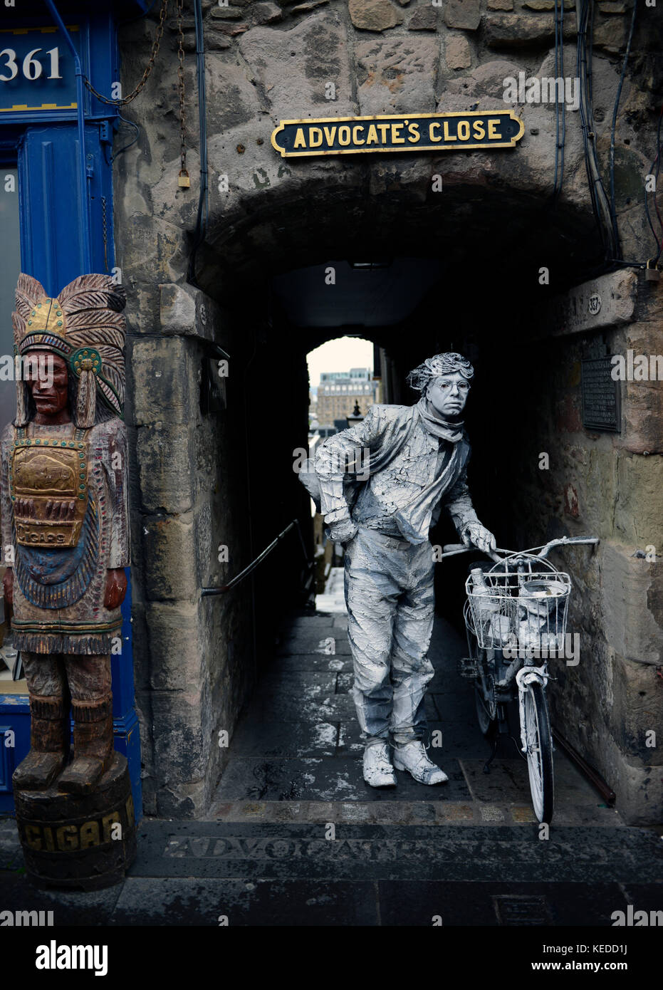 Edimburgo, Scozia. Royal Mile. street performer lavorando come una statua vivente. Foto Stock