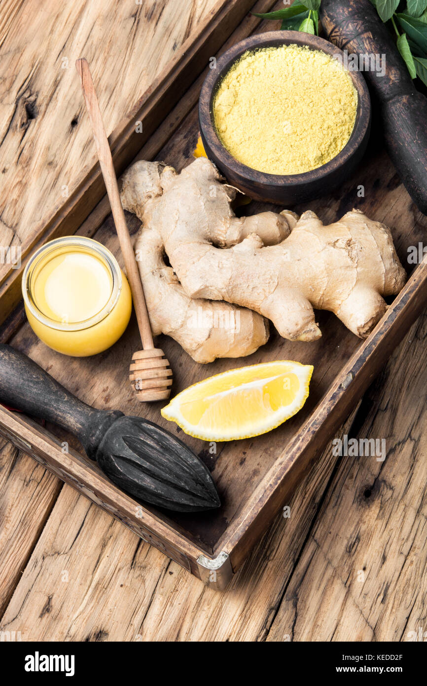 Set terapeutico dalla radice di zenzero, limone e miele Foto Stock