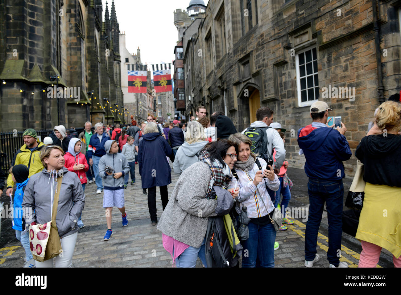 Edimburgo, Scozia. Royal Mile durante il Fringe Festival. turisti selfies vista su smart phone. Foto Stock