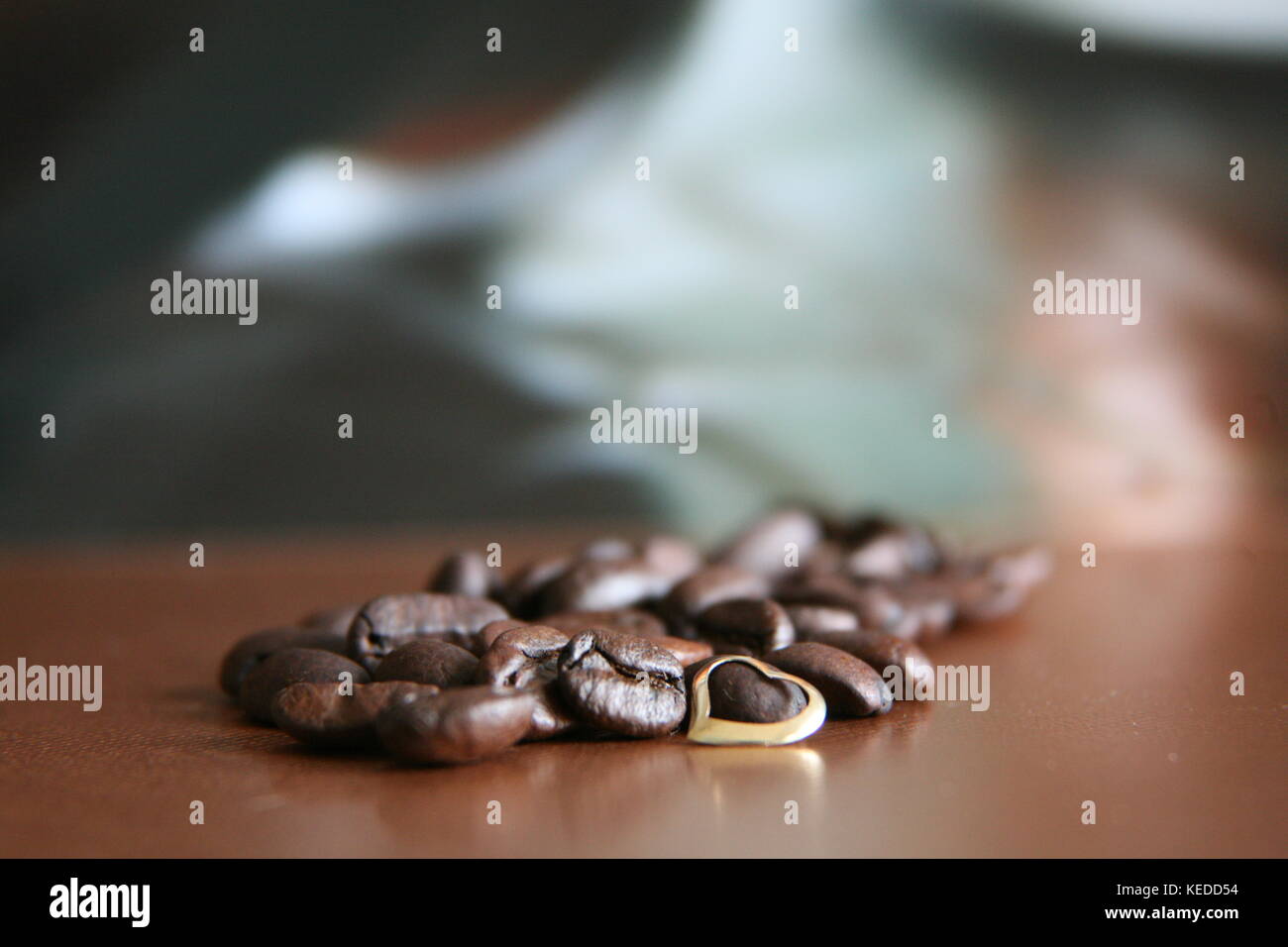 Amante del caffè... i chicchi di caffè si avvicinano al cuore. Foto Stock