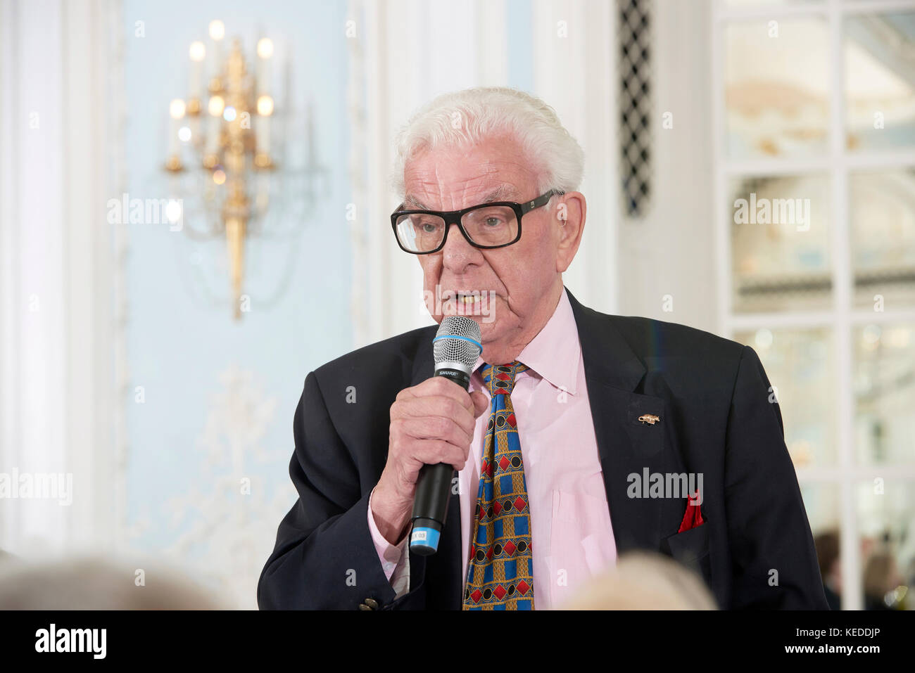 Barry Cryer Oldie pranzo letterario 17-10-17, Giles Legno e Maria Killen sul diario di due niente Tom Fort sul villaggio News: La verità dietro Engl Foto Stock