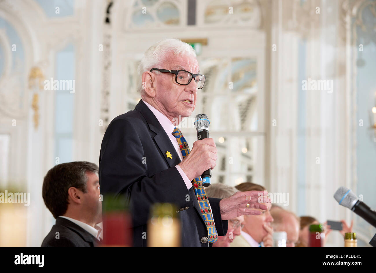 Barry Cryer Oldie pranzo letterario 17-10-17, Giles Legno e Maria Killen sul diario di due niente Tom Fort sul villaggio News: La verità dietro Engl Foto Stock