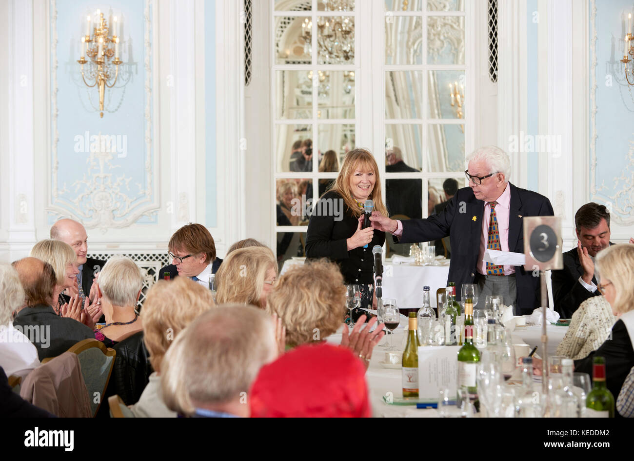 Giles Legno e Maria Killen al oldie pranzo letteraria Foto Stock