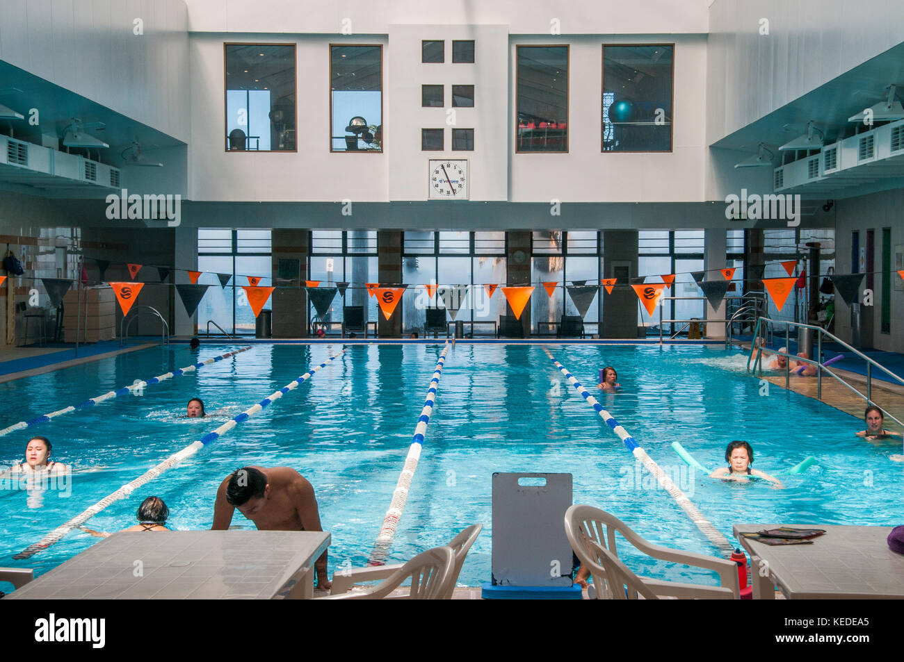 Nuotatori al ricostruito St Kilda bagni di mare sulla St Kilda foreshore, Melbourne, Australia Foto Stock