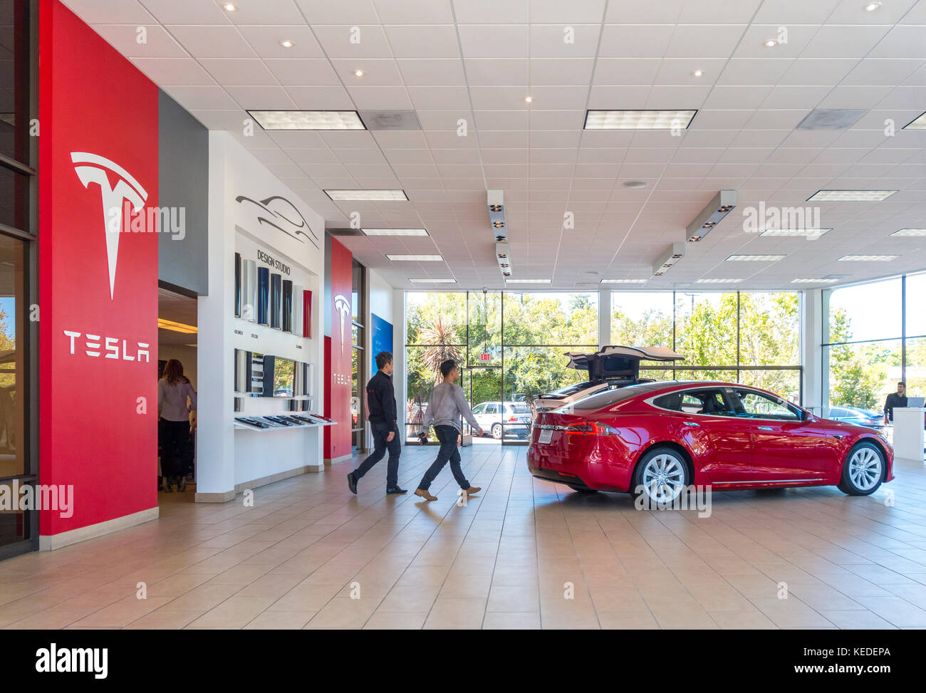 Tesla Palo Alto showroom con Tesla Model S e il modello X su 4180 El Camino Real Foto Stock