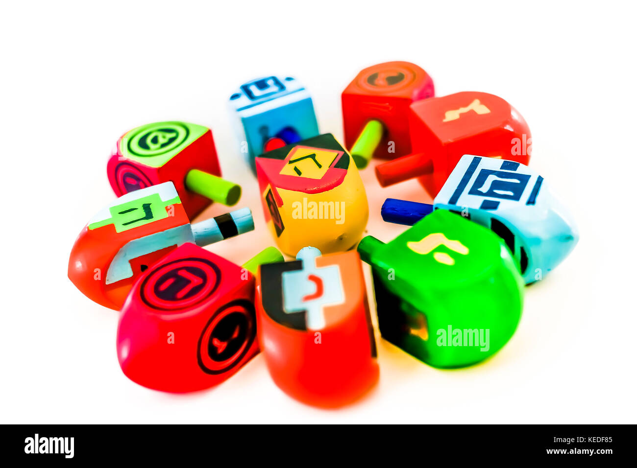 Gioco dreidels disposti in un cerchio isolato su sfondo bianco; celebrazione Ebraica Foto Stock