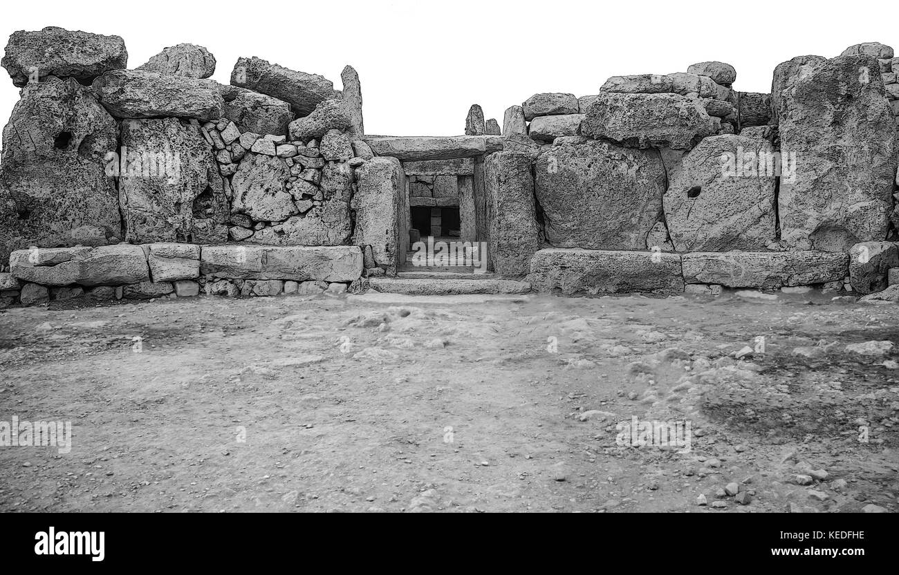 Una vista frontale di mnajdra (Malta) tempio megalitico resti in monocromatico. Foto Stock