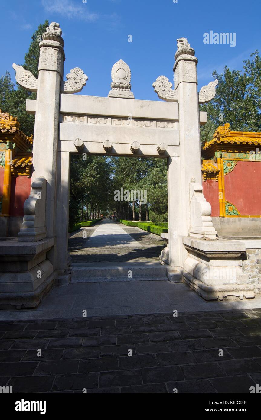 Il Dragone e la fenice cancello in generale via sacra delle tombe Ming. Fu costruita tra il 1435 e il 1540. shisanling, Pechino, Cina Foto Stock