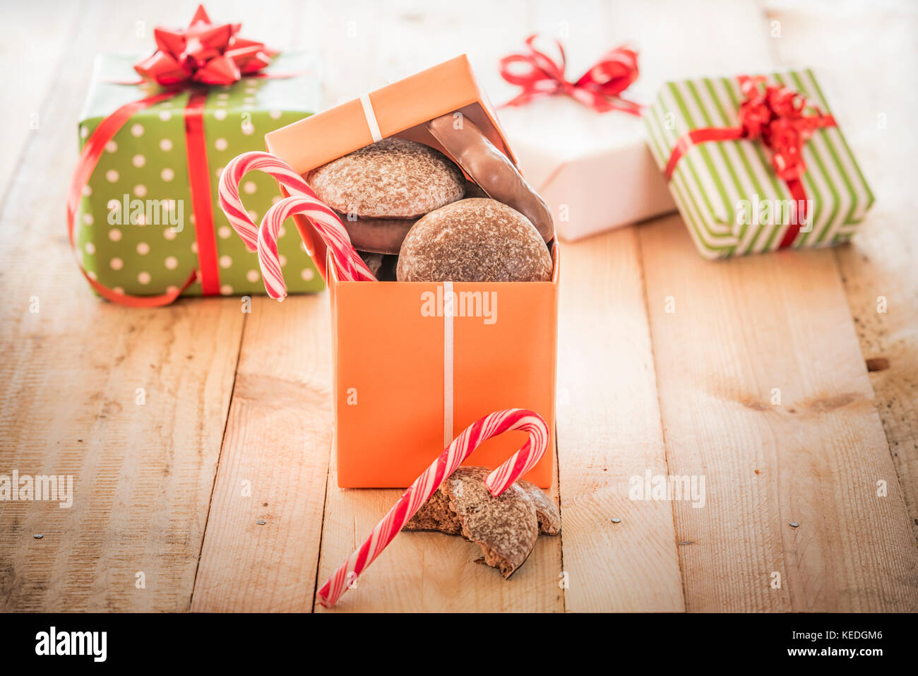 Colore arancio confezione regalo pieno di caramelle, gingerbread e caramelle,  su di un tavolo di legno Foto stock - Alamy