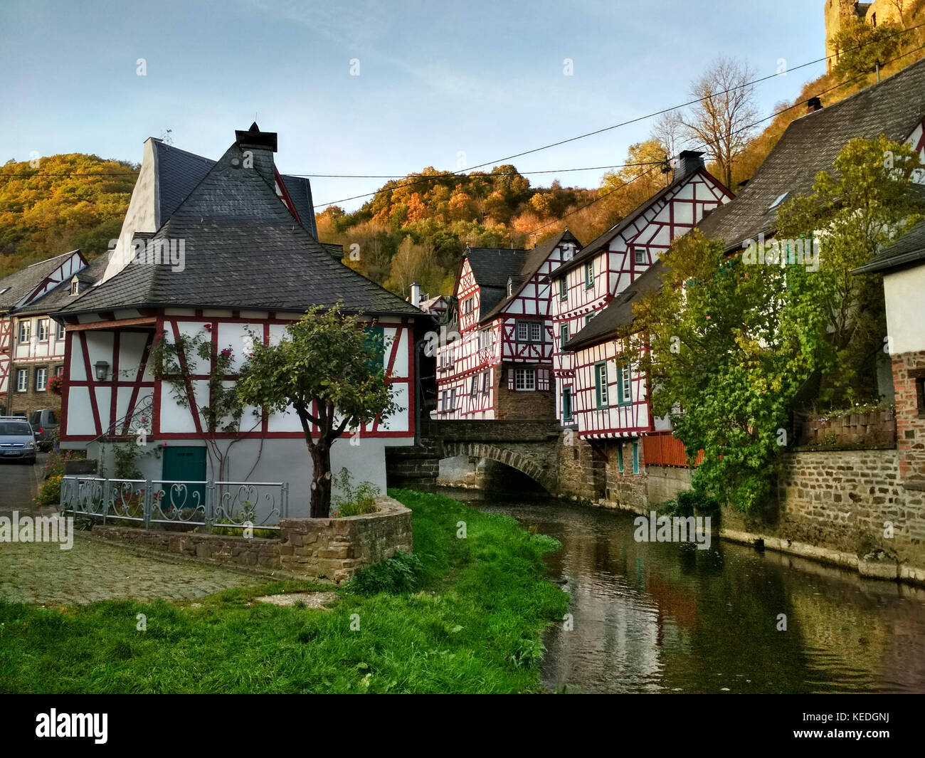Monreal, una delle più belle città in Eifel, Germania. Foto Stock