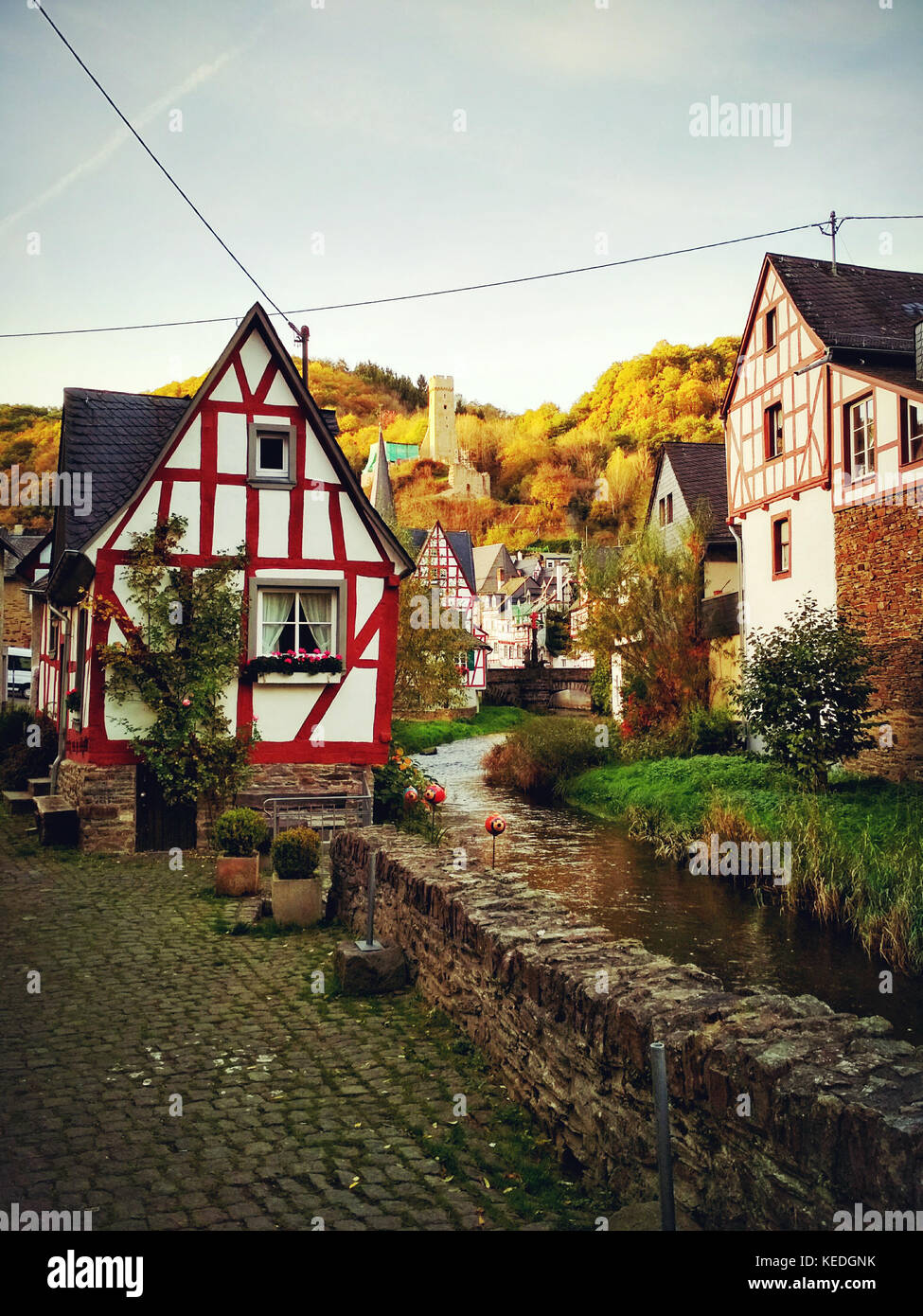 Monreal, una delle più belle città in Eifel, Germania. Foto Stock