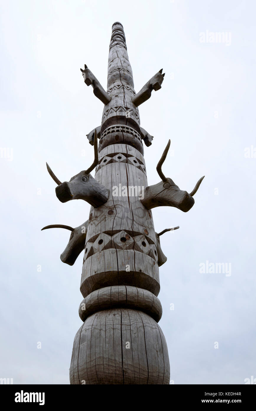 Un di legno totem pole che rappresentano l'idolo che circonda l'insediamento antico nel nord della Russia Foto Stock