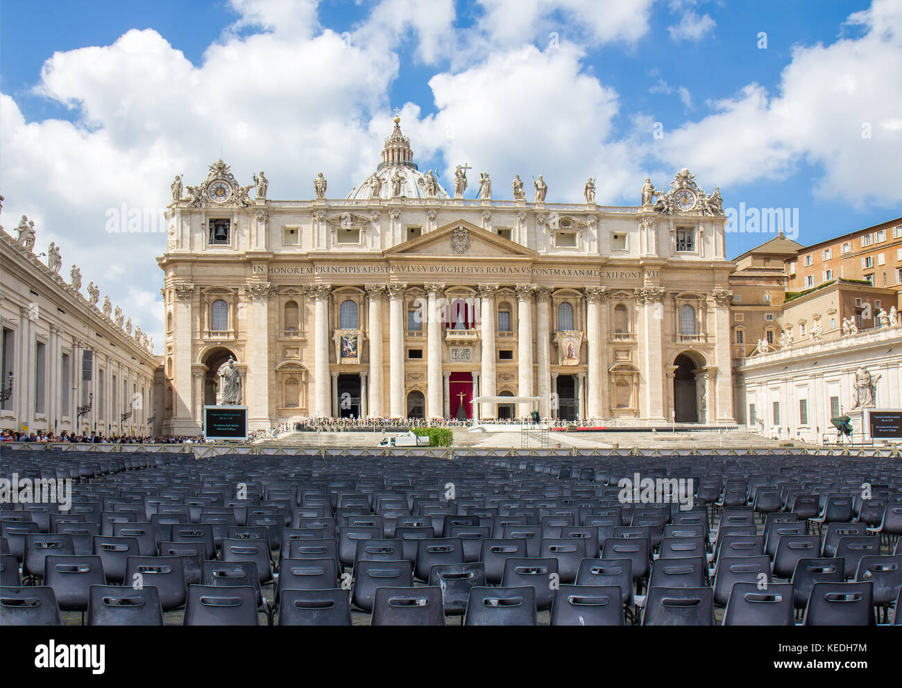 CITTÀ DEL VATICANO - 14 APRILE 2017: Basilica di San Pietro è una chiesa rinascimentale italiana della Città del Vaticano, l'enclave papale della città di Ro Foto Stock