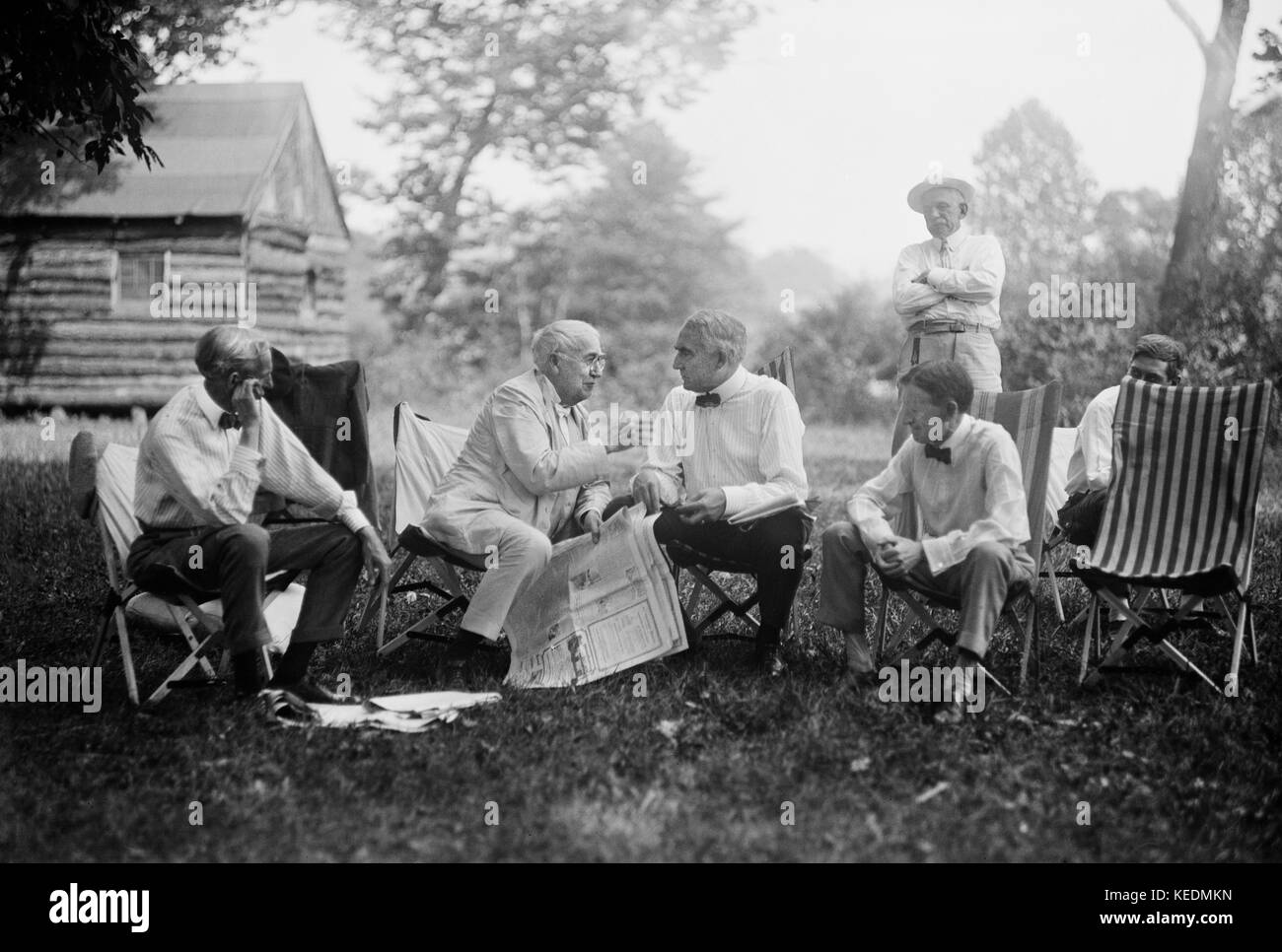Henry Ford,Thomas Edison,presidente statunitense Warren Harding e harvey firestone,ritratto mentre è seduto al campeggio,maryland,Stati Uniti d'America,Harris & ewing,1921 Foto Stock
