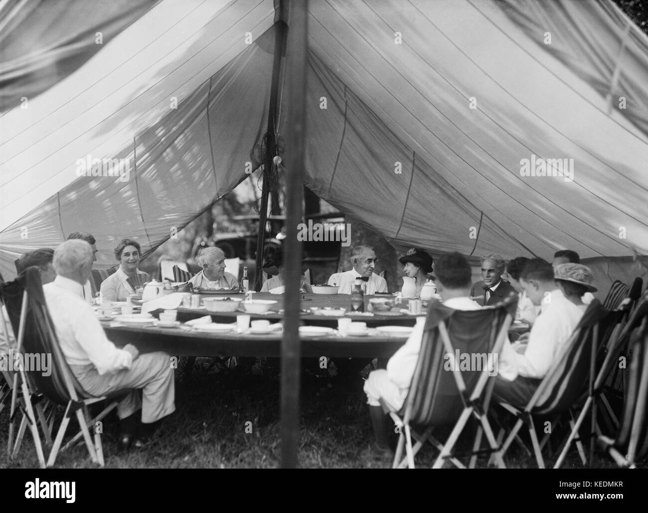 Thomas Edison,presidente statunitense Warren Harding,Henry Ford,e le famiglie aventi il pranzo sotto la tenda al campeggio,maryland,Stati Uniti d'America,Harris & ewing,1921 Foto Stock