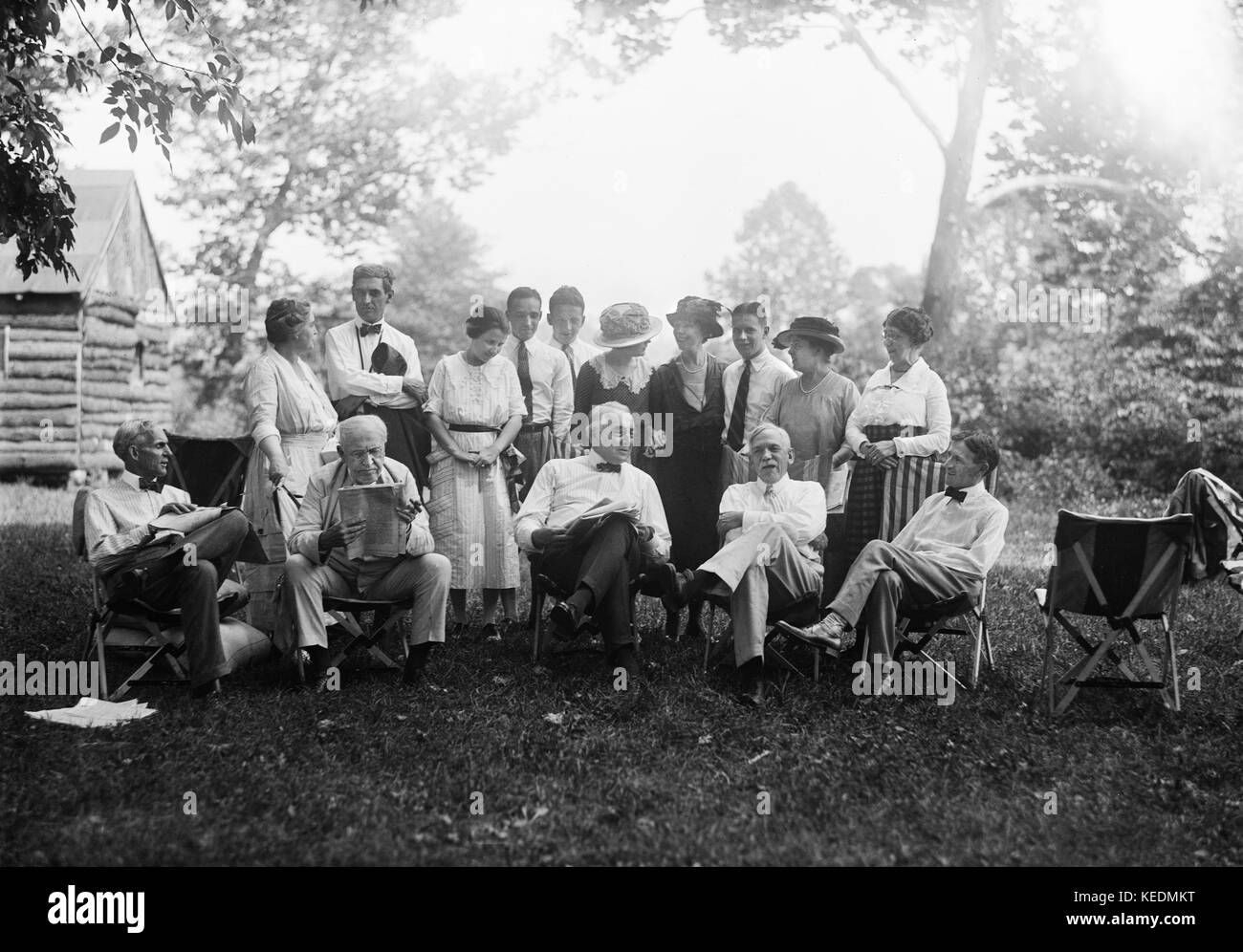 Henry Ford,Thomas Edison,presidente statunitense Warren Harding harvey firestone con famiglie,ritratto mentre è seduto al campeggio,maryland,Stati Uniti d'America,Harris & ewing,1921 Foto Stock