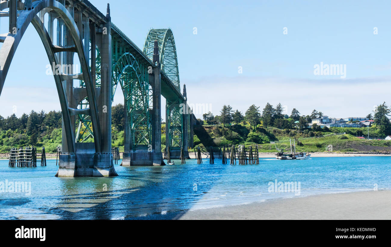 Yaquina Bay Bridge, autostrada US 101, Pacific Coast Scenic Byway, vicino a Newport, Oregon. Oregon Central Coast, spiagge, baie, bar, divertimento per tutta la famiglia, inverno Foto Stock